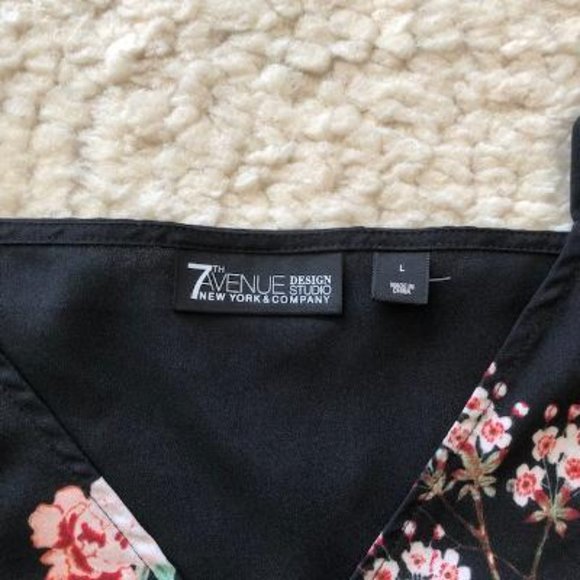 PEEK A BOO SHOULDER - Picture 3 of 4